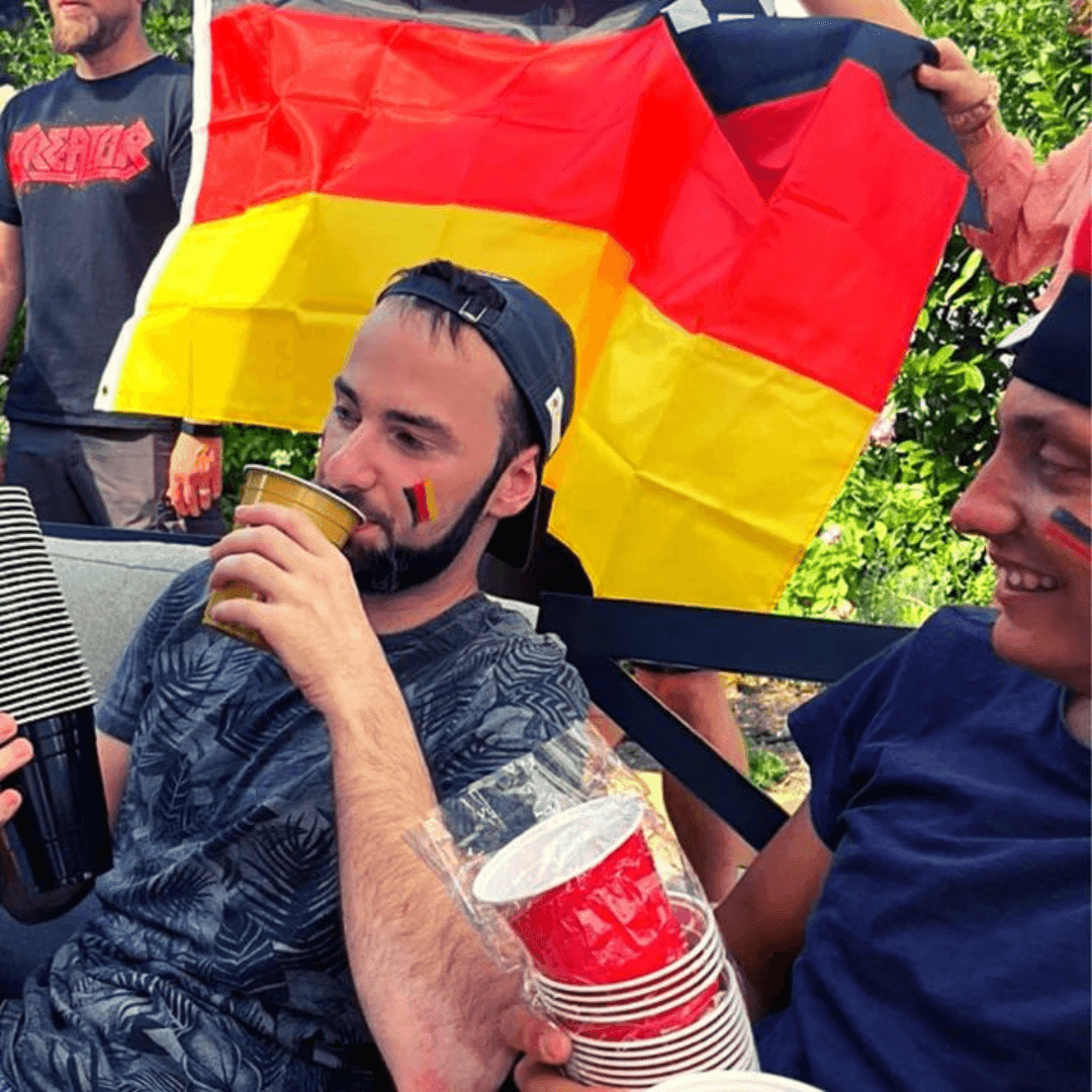 EM Beer - Pong Becher Set in Deutschland Farben (20x Black Cups, 20x Red Cups, 20x Gold Cups) - FestivalStuff