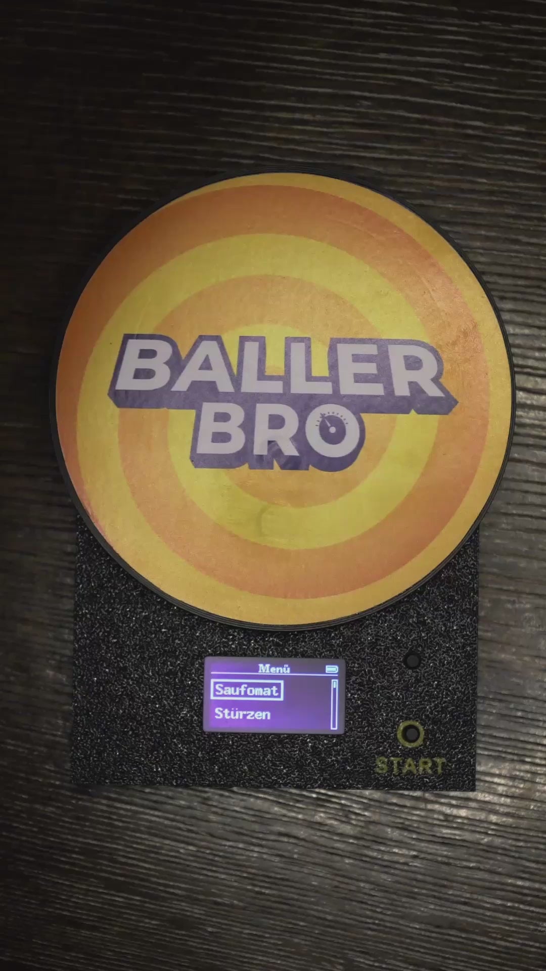 Video laden: BallerBro Partyspiele-Set – Saufomat, Stürzen &amp; Darts für Festival &amp; Party