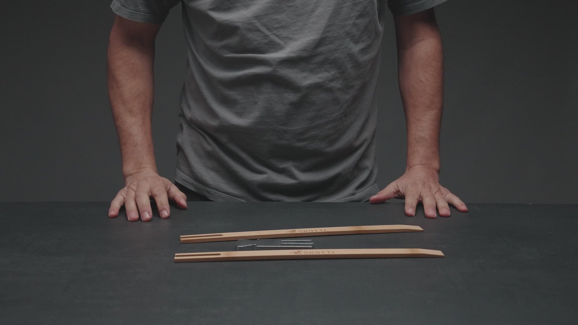 Video laden: SKOTTI TONGS Grillzange