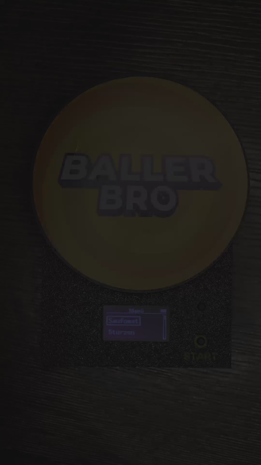 Video laden: BallerBro Partyspiele-Set – Saufomat, Stürzen &amp; Darts für Festival &amp; Party