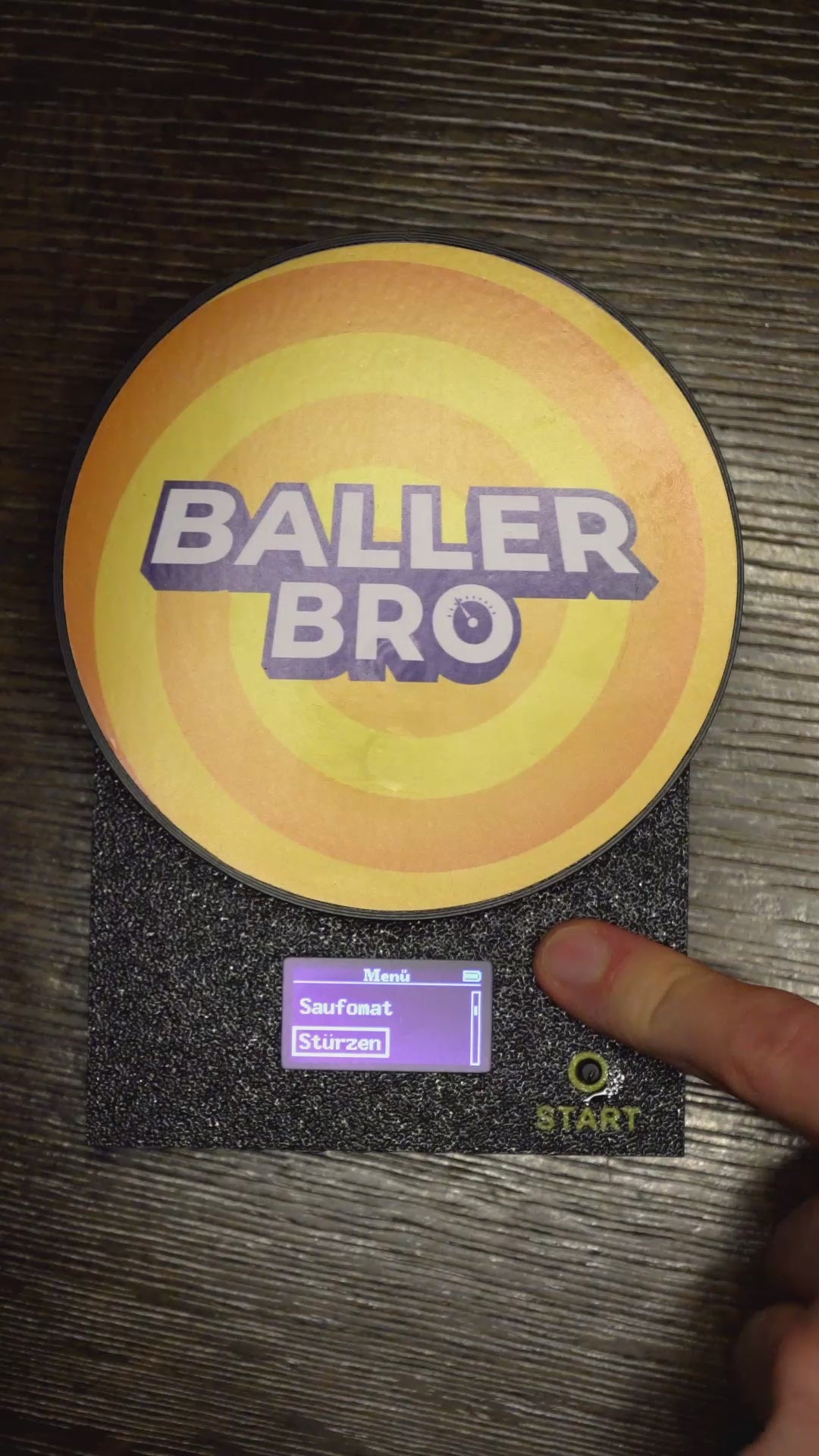 Video laden: BallerBro Partyspiele-Set – Saufomat, Stürzen &amp; Darts für Festival &amp; Party