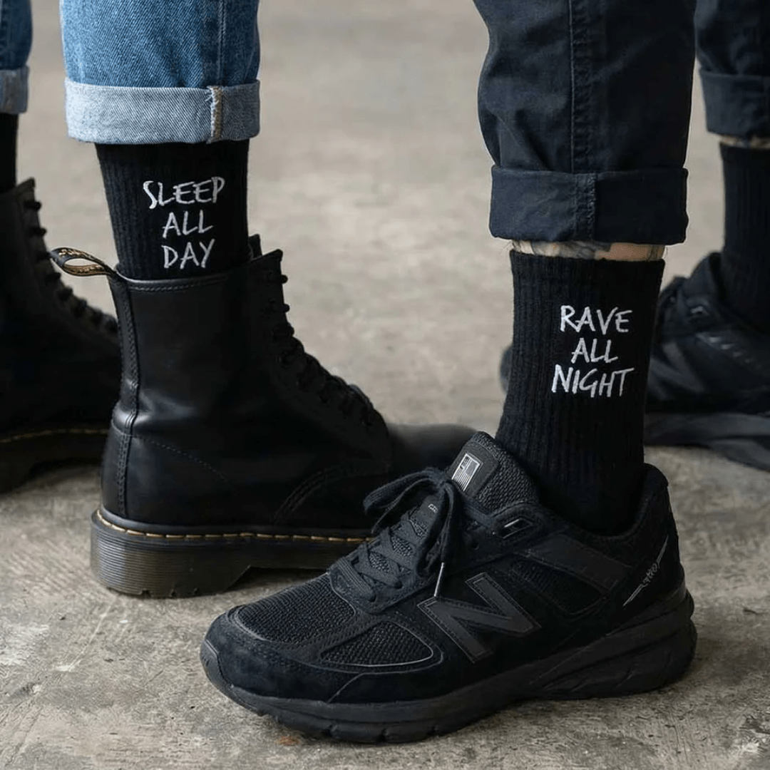 Rave All Night Sleep All Day Socken – Schwarz - FestivalStuff