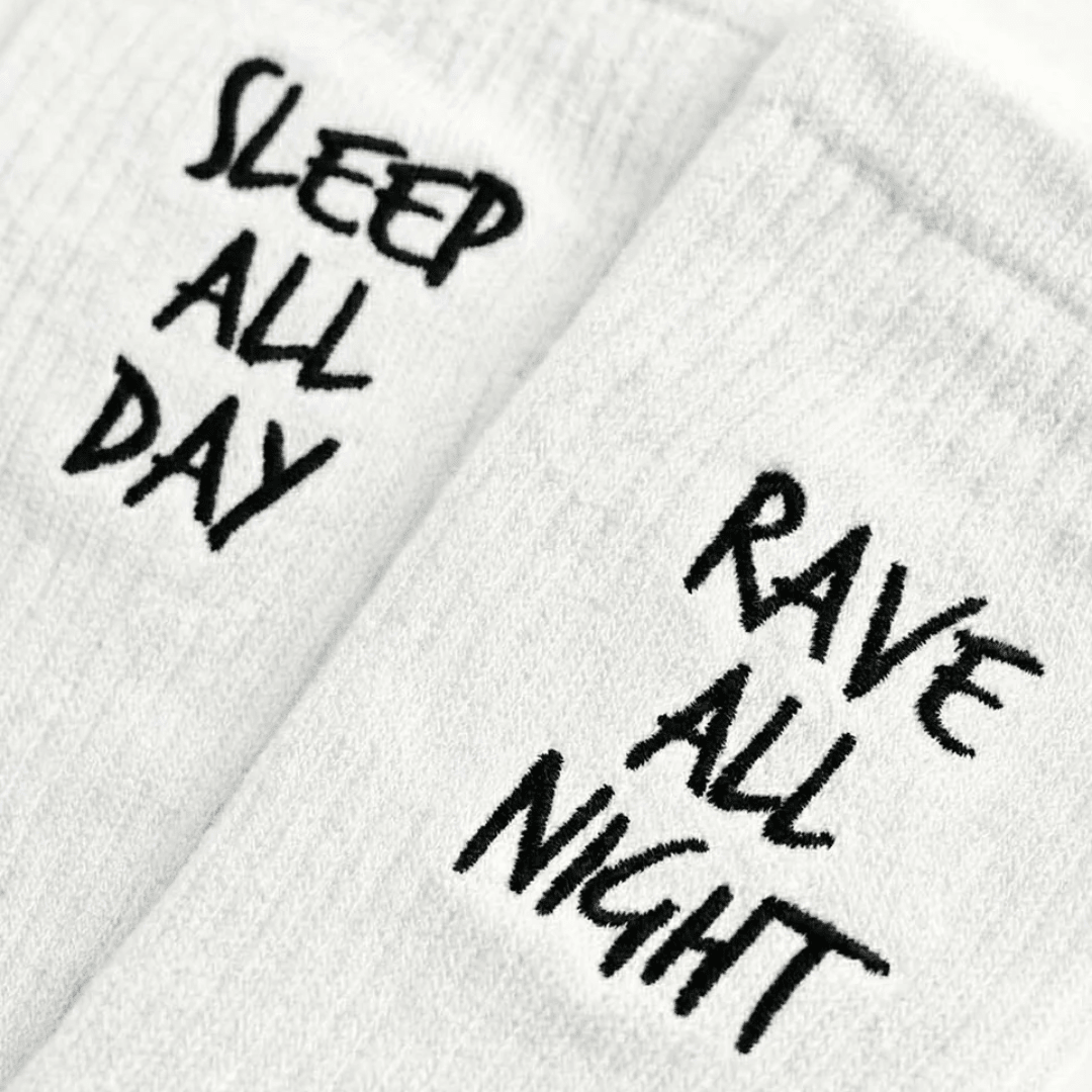 Rave All Night Sleep All Day Socken – Weiß - FestivalStuff