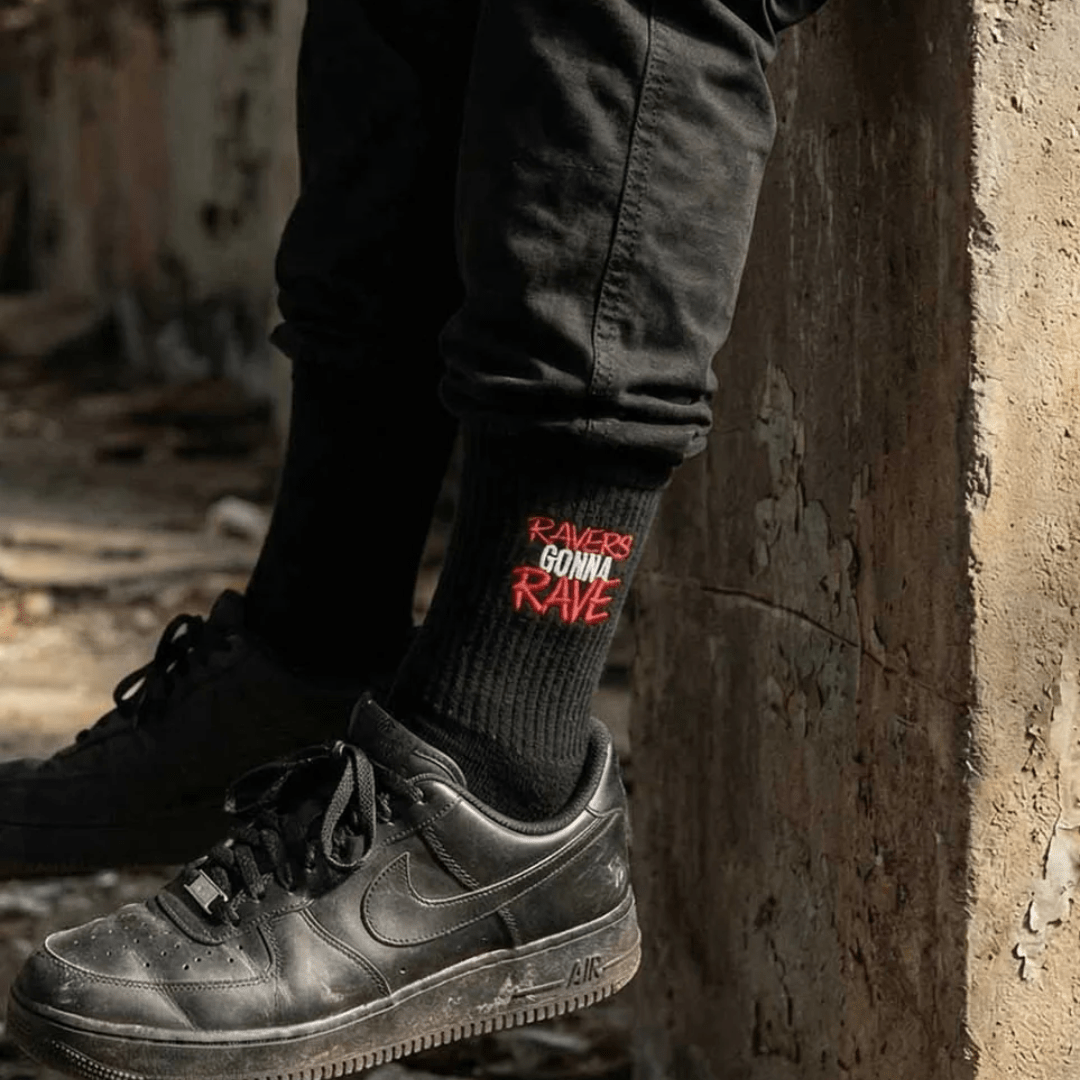 Ravers Gonna Rave Socken – Schwarz - FestivalStuff
